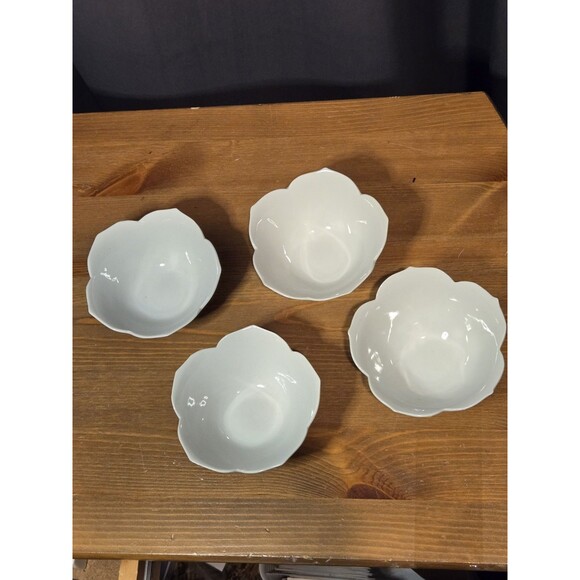 Vintage Porcelain Lotus Tulip Rice Bowl, Japan - Picture 4 of 8